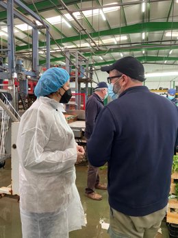 La presidenta del PP de Sanlúcar de Barrameda, Carmen Pérez, en una visita a la cooperativa Frusana.