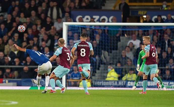Archivo - 13 September 2021, United Kingdom, Liverpool: Everton's Andros Townsend (L) scores his side's second goal during the English Premier League soccer match between Everton and Burnley at Goodison Park. Photo: Martin Rickett/PA Wire/dpa