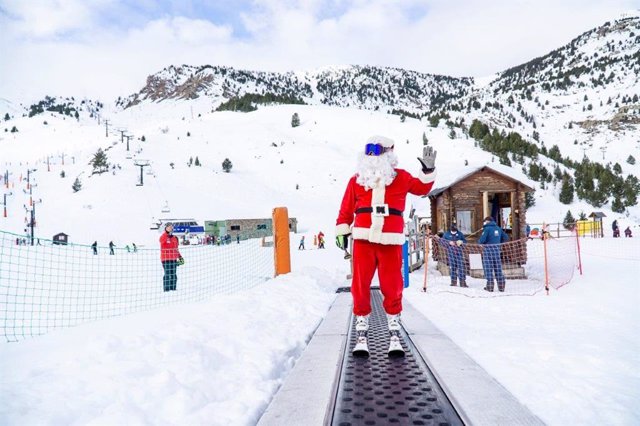 Papá Noel se desliza por las pistas de esquí de Aramón