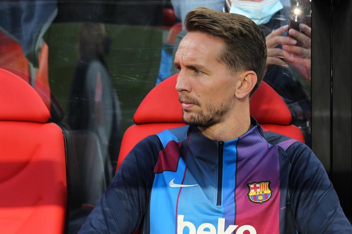 Archivo - Luuk de Jong FC Barcelona looks on during La Liga football match played between Rayo Vallecano and FC Barcelona at Vallecas stadium on October 27th, 2021 in Madrid, Spain.