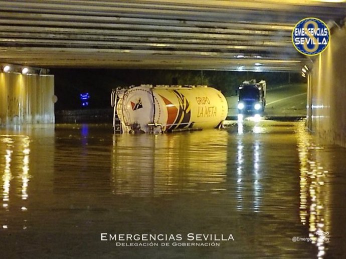 Camión detenido por la lluvia en un paso inferior anegado en Sevilla capital