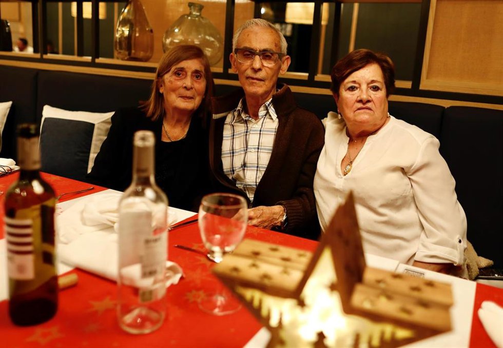(I-D) Marisa González Domínguez, Julio Ramos Pérez y María González González, en una cena especial de Nochebuena, en el Hotel Princess de Fuencaliente