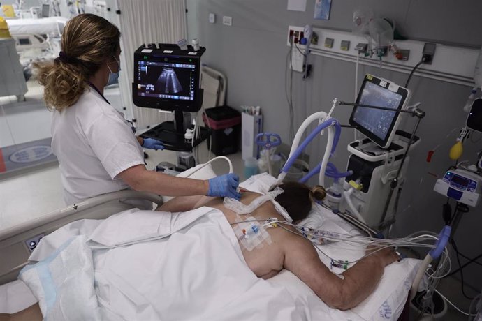 EP- Selección fotos 2021: Una enfermera realiza una ecografía a una paciente en la UCI del Hospital Enfermera Isabel Zendal, a 23 de noviembre de 2021, en Madrid (España). 