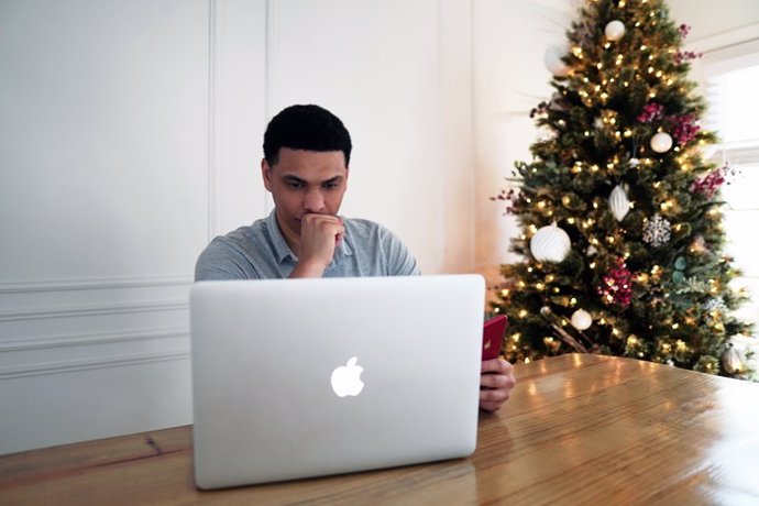 Hombre usando el ordenador en Navidad.