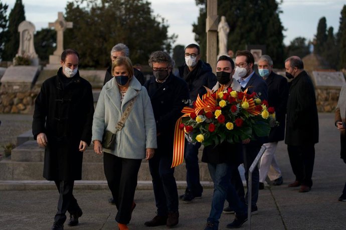 Núria de Gispert i Antoni Castell (Demcrates) en l'ofrena davant la tomba de l'expresident de la Generalitat Francesc Maci