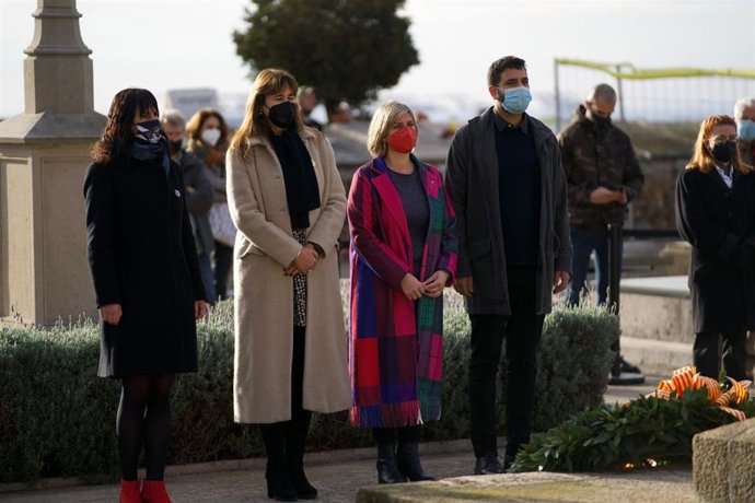 La presidenta del Parlament, Laura Borrs, junto a los miembros de la Mesa del Parlament Alba Vergés (ERC), Aurora Madaula (Junts) y Ruben Wagensberg (ERC) en la ofrenda ante la tumba del expresidente de la Generalitat Francesc Maci