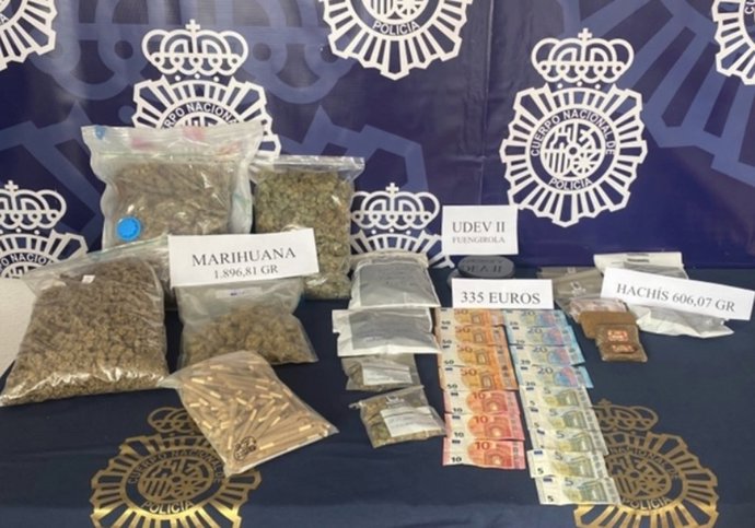Efectos intervenidos por la Policía Nacional en Mijas en un club cannábico escondido en un establecimiento bajo el cartel de una antigua tienda de informática