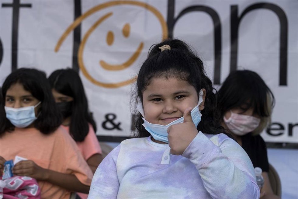 Archivo - Una pequeña celebra la dosis de la vacuna contra la COVID-19 recibida en un centro de Los Angeles, EEUU.