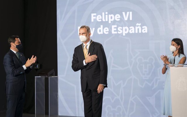 Archivo - El presidente de la Junta de Andalucía, Juanma Moreno, aplaude al Rey Felipe VI en presencia de la Reina Letizia, tras la entrega de la Medalla de Honor de Andalucía el 14 de junio de este año.