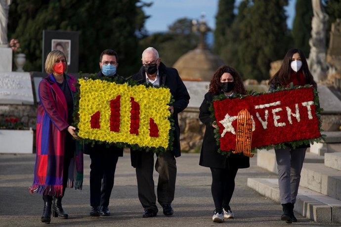 Alba Vergs, Pere Aragons, Ernest Maragall (ERC), Knia Domnech i Lara Carbonell (Jovent Republic) en l'ofrena davant la tomba de l'expresident de la Generalitat Francesc Maci