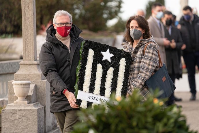 La presidenta de la ANC y el vicepresidente, Elisenda Paluzie y David Fernndez, encabezan la ofrenda de la entidad ante la tumba del expresidente de la Generalitat Francesc Maci
