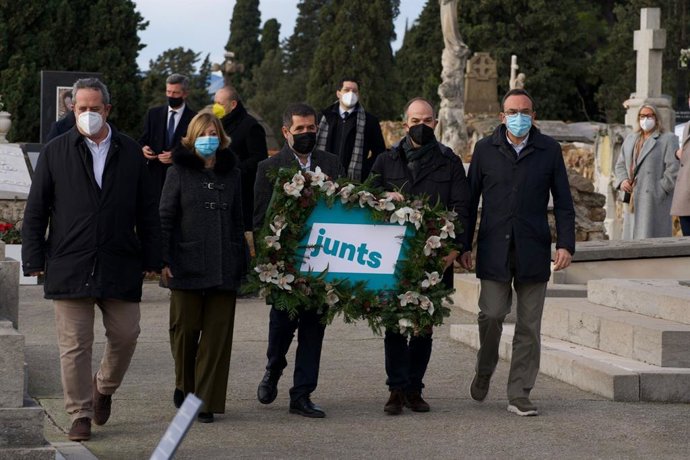 Ofrena de Junts en la tomba de l'expte. Francesc Maci, amb Quim Forn  Meritxell Borrs, Jordi Snchez, Jordi Turull i Josep Rull