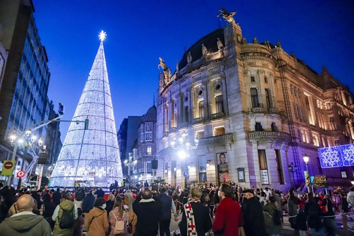 Un grupo de personas observa el encendido navideño tras varios días de lluvia, a 12 de diciembre de 2021, en Vigo, Galicia (España).