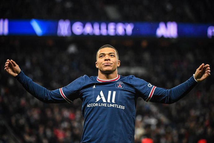 12 December 2021, France, Paris: PSG's Kylian Mbappe celebrates scoring his side's second goal during the French Ligue 1 soccer match between Paris Saint-Germain and AS Monaco at the Parc des Princes. Photo: Matthieu Mirville/ZUMA Press Wire/dpa