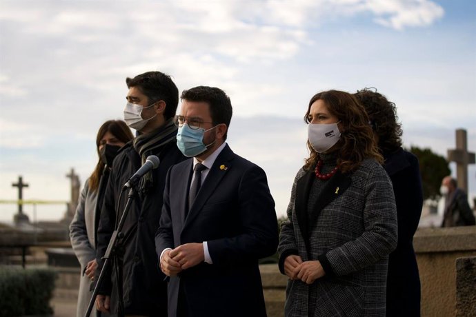 El president de la Generalitat, Pere Aragons, al costat dels consellers Gemma Geis, Jordi Puigneró, Laura Vilagr i Teresa Jord en l'ofrena davant la tomba de l'expresident Francesc Maci