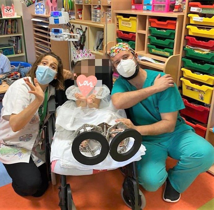 La maestra Ana Jara y el doctor César Salcedo, junto a una alumna de larga estancia del aula de Cirugía, participante del proyecto multicisciplinar Al compás