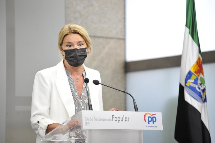 Archivo - La portavoz del PP de la Asamblea de Extremadura, Cristina Teniente, en rueda de prensa.