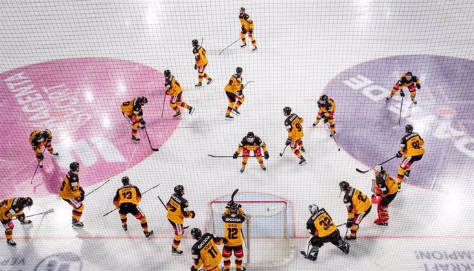 Archivo - Jugadores alemanes y checos antes de un torneo internacional de hockey hielo