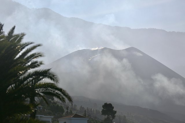 El volcán de Cumbre Vieja, el día que se ha dado por finalizada oficialmente su erupción, desde Tacande, a 25 de diciembre de 2021, en Tacande, La Palma, Santa Cruz de Tenerife, Isla Canarias (España)