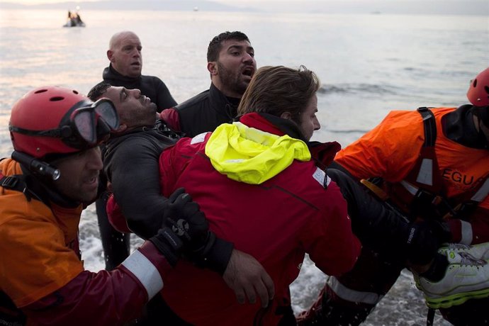 Un refugiado sirio es rescatado por los servicios de rescate griegos.