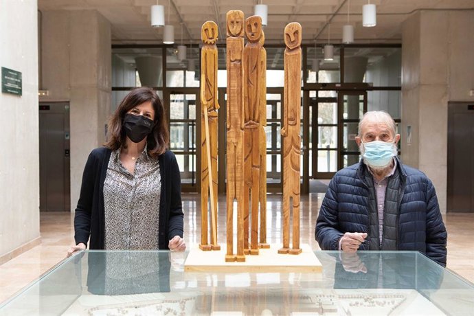 La vicerrectora de la UPNA Begoña Pérez Eransus junto a Jesús Alberto Eslava Castillo, con la escultura donada a la Universidad por el artista.