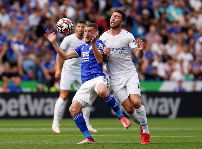 Archivo - 11 September 2021, United Kingdom, Leicester: Manchester City's Aymeric Laporte (R) and Leicester City's Jamie Vardy battle for the ball during the English Premier League soccer match between Leicester City and Manchester City at The King Powe