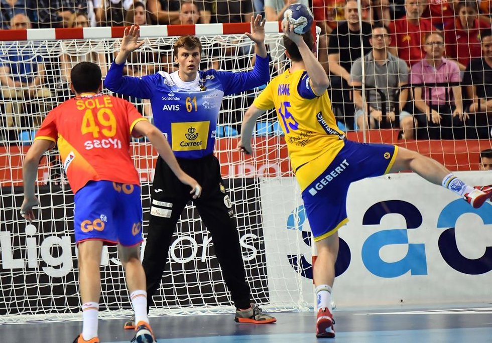 Archivo - El portero Sergey Hernández, durante un partido con la selección española de balonmano