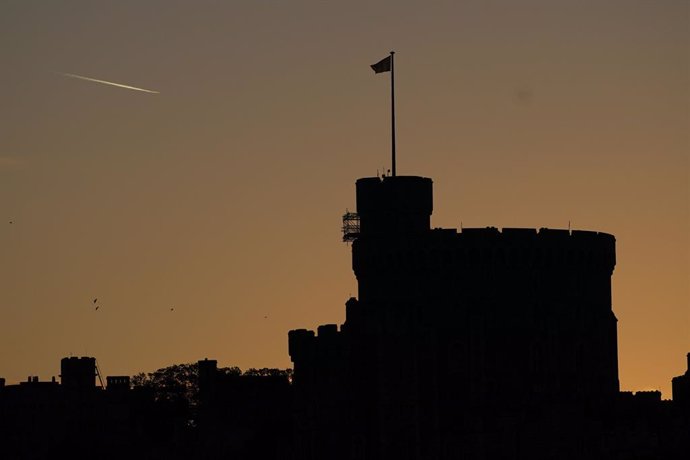 Archivo - 22 October 2021, United Kingdom, Berkshire: The sun rises over Windsor Castle, Berkshire, after Queen Elizabeth II returned there on Thursday after spending a night in hospital for what a Buckingham Palace spokesman described as "preliminary i