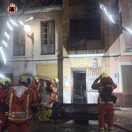 Bomberos sofocan el incendio de una vivienda en Benifairó de la Valldigna