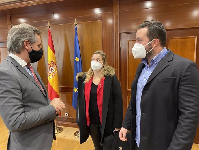 El delegado del Gobierno en Galicia, José Miñones, se reúne con el alcalde de Cerceda (A Coruña), Juan Manuel Rodríguez, y con la concejala Cristina Capelán.