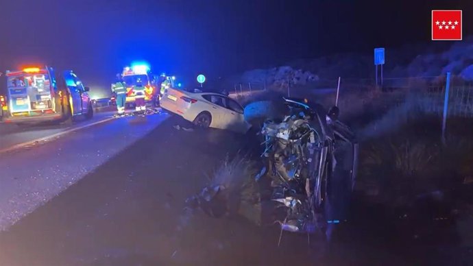 Colisión entre dos turismos con dos fallecidos y un herido muy grave, estabilizado y trasladado por el #SUMMA112 al Hospital Gregorio Marañón.