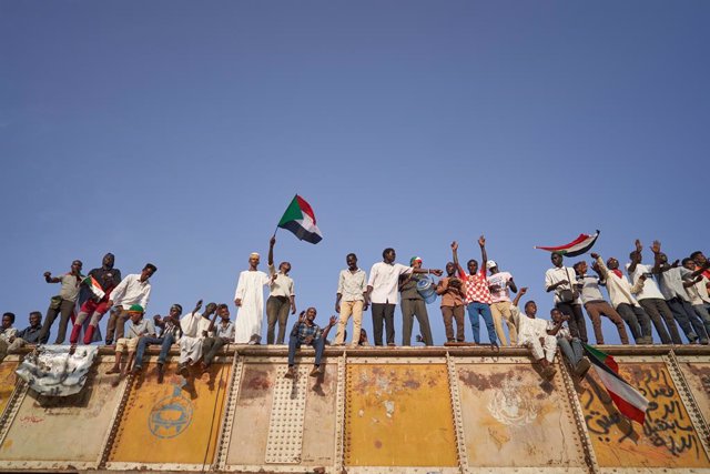 Archivo - Manifestaciones en Jartum por el golpe de Estado contra el Gobierno de transición sudanés.