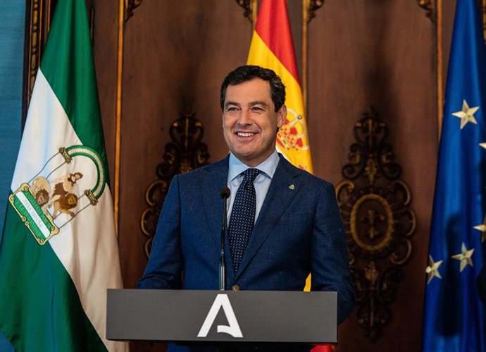 Archivo - El presidente de la Junta de Andalucía, Juanma Moreno, en la comparecencia después de reunirse  con el alcalde de Granada, Francisco Cuenca a 27 de septiembre del 2021 en el Palacio de San Telmo en Sevilla (Andalucía). El presidente de la Junt