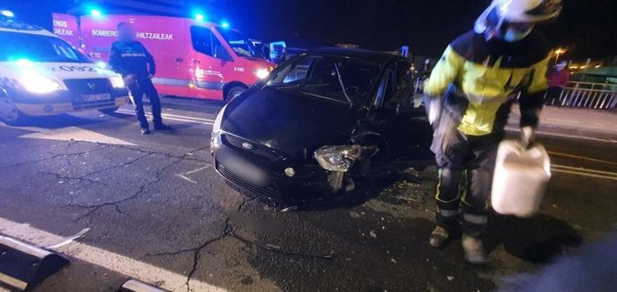 Un herido en un choque frontal entre dos vehículos en Pamplona.
