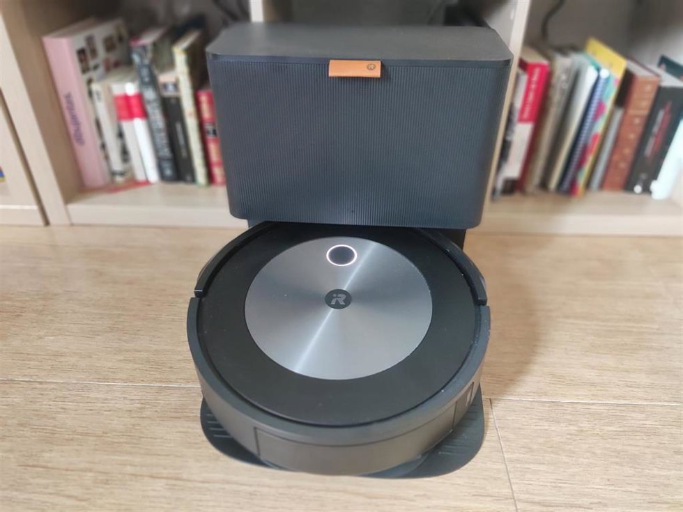 Roomba j7+.