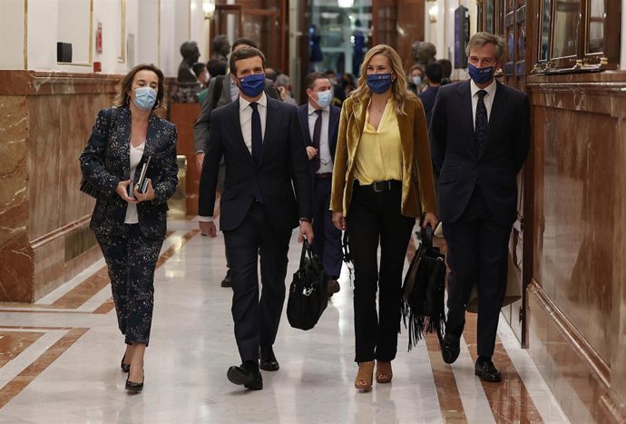 Archivo - El presidente del PP, Pablo Casado, a su llegada al Congreso con miembros de su equipo, Cuca Gamarra, Ana Beltrán y  Antonio González-Terol.