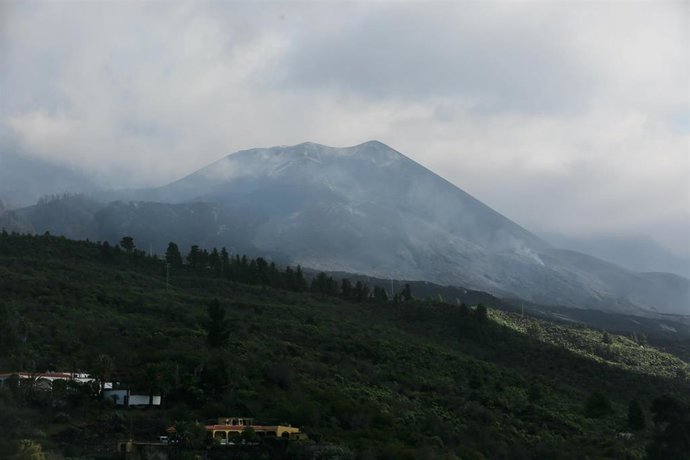 El volcán de Cumbre Vieja, el día que se ha dado por finalizada oficialmente su erupción, desde el mirador de Tajuya, a 25 de diciembre de 2021, en Tajuya, El Paso, La Palma, Santa Cruz de Tenerife, Isla Canarias (España). La erupción del volcán de Cumb