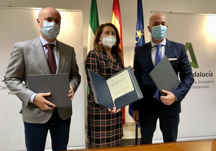 Imagen del acuerdo suscrito entre la consejera de Agricultura, Carmen Crespo, y el presidente de Landaluz, Álvaro Guillén.