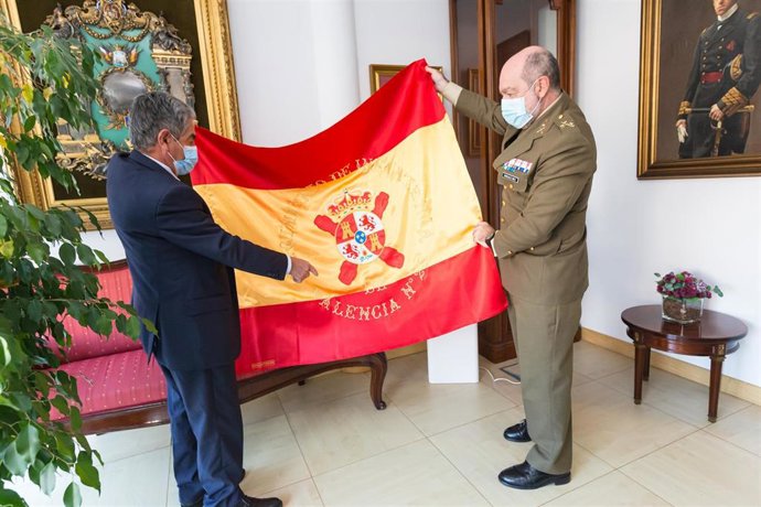 El presidente de Cantabria, Miguel Ángel Revilla, recibe al general jefe de la División San Marcial, Juan Carlos González