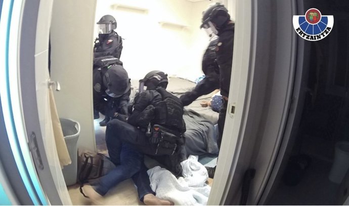 Ertzaintza y la Guardia Civil desarticulan un grupo criminal dedicado al tráfico de drogas en Euskadi y Navarra