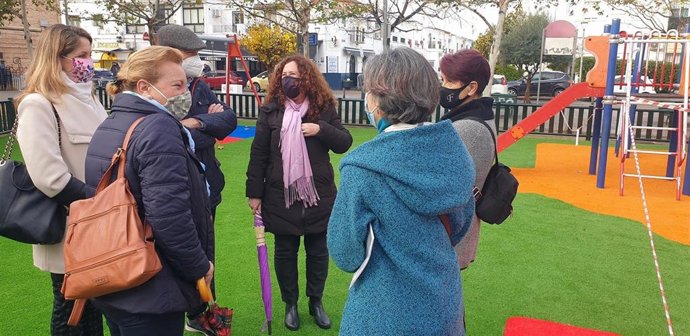 La delegada del Distrito Bellavista-La Palmera, Carmen Fuentes, tras su visita a la zona junto a entidades vecinales.