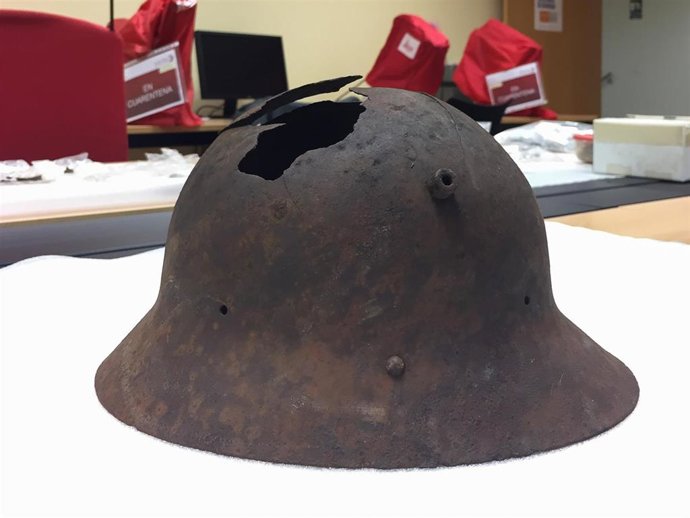 Casco de la Guerra Civil hallado en los montes del Pas