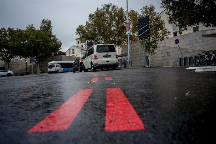 Archivo - Señal roja en el suelo marca la Zona de Bajas Emisiones de Especial Protección (ZBEDEP) que entra en vigor este miércoles, a 22 de septiembre de 2021, en Madrid, (España). Con esta zona se prohíbe el acceso prácticamente en todo el distrito a 