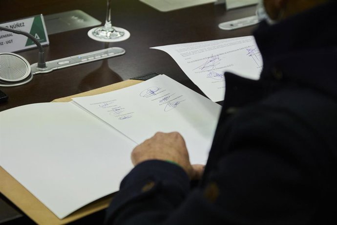 Detalle de la firma durante el acto de la firma del convenio colectivo de las industrias del metal de la provincia de Cádiz, a 3 de diciembre de 2021 en Sevilla (Andalucía, España)