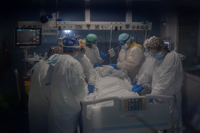 Archivo - Arxiu - Sanitaris atenen a un pacient en una UCI