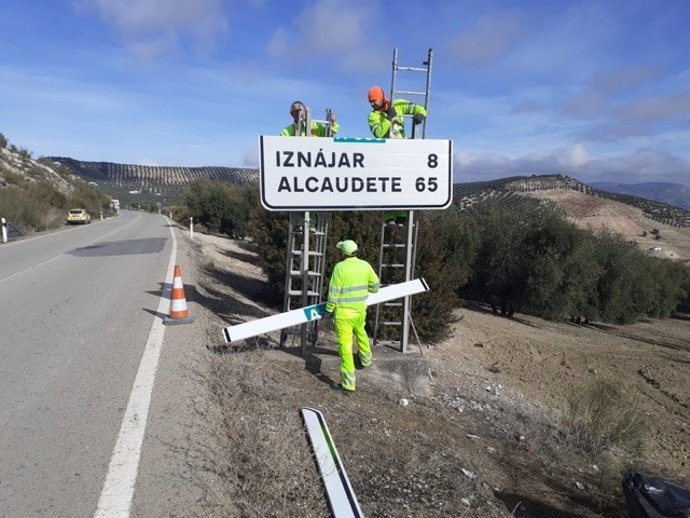Córdoba.-La Junta renueva la señalización vertical en las carreteras A-318 y A-333 del sureste de Córdoba