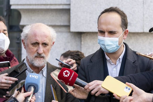 El tesorero del Grupo Mixto en el Ayuntamiento de Madrid, Luis Cueto (i) y el portavoz adjunto del partido, José Manuel Calvo (d), ofrecen declaraciones a los medios