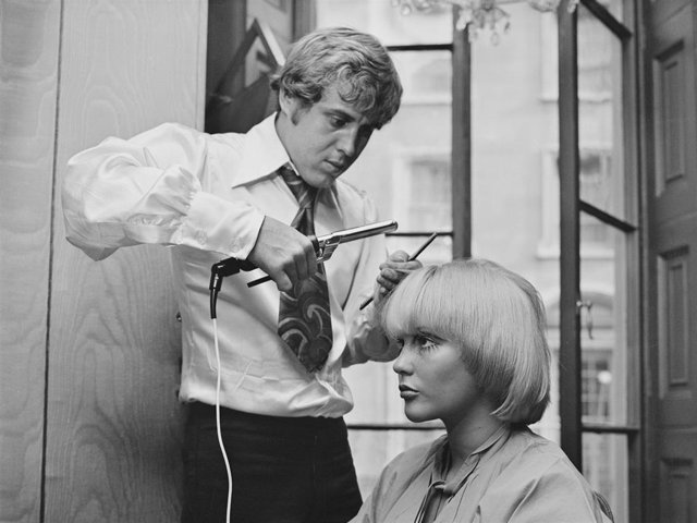 Archivo - British celebrity hairdresser Gavin Hodge styling hair of his wife, former debutante Jayne Harries, in his Mayfair salon