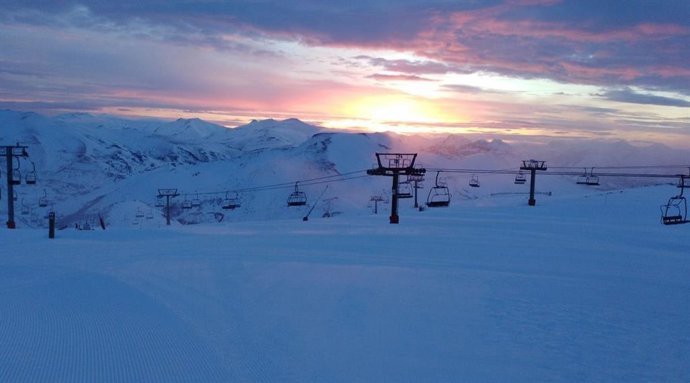 Archivo -    Las dos estaciones invernales del Principado de Asturias han registrado una afluencia de 9.732 usuarios durante los cuatro días de Semana Santa, a una semana del cierre de la temporada