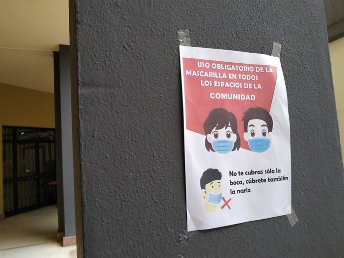 Cartel que recuerda la obligatoriedad de llevar puesta la mascarilla en los espacios de la comunidad de propietarios